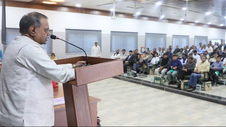 जिला भ्रमण के दौरान नर्सरियों को देखने मैं स्वयं जाऊँगा